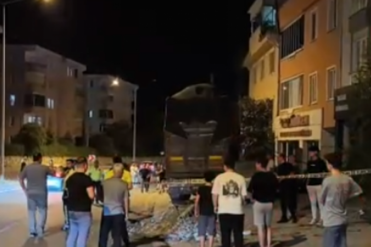 Bursa'da freni boşalan tır dehşet sa&ccedil;tı