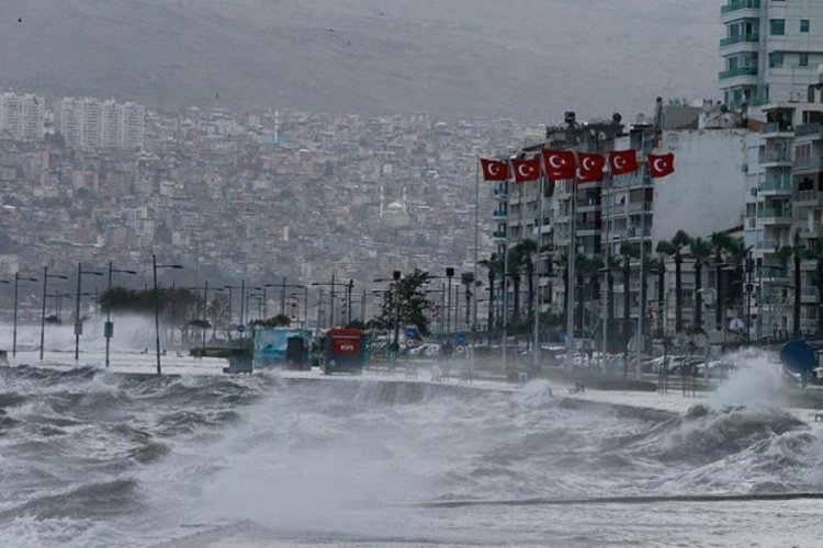 İzmir'de deniz ulaşımına fırtına engeli!