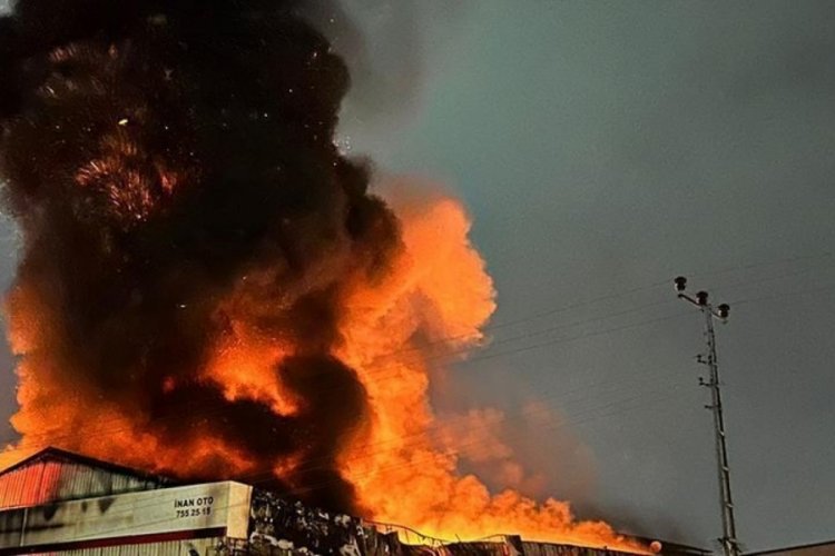 Hatay'da lastik deposunda yangın!