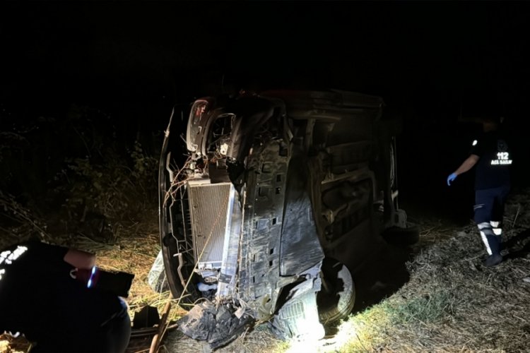 Bursa'da otomobil takla atarak devrildi: 3 yaralı
