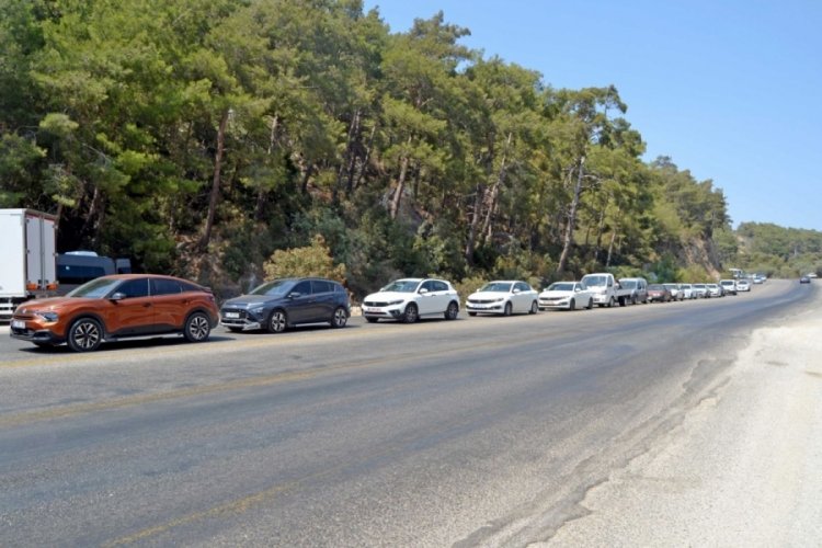 Muğla'da ara&ccedil; kuyruğu 5 kilometreyi buldu!