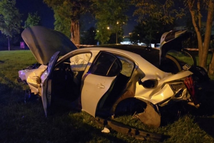 İstanbul'da otomobil ağaca &ccedil;arptı! 3 yaralı