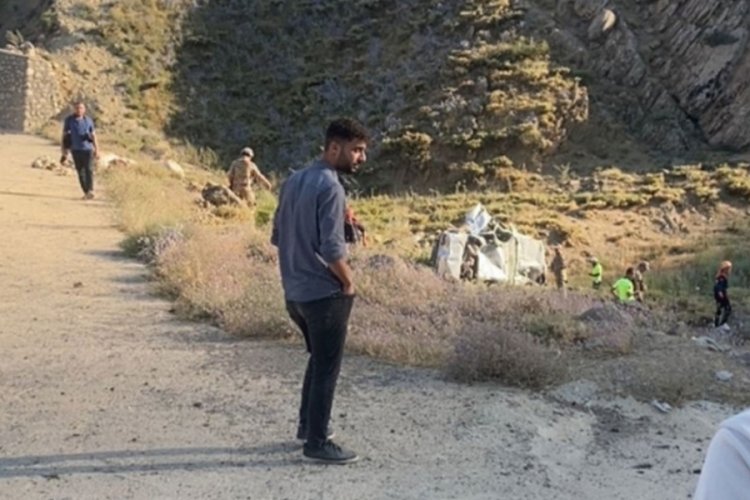Hakkari'de otomobil şarampole u&ccedil;tu! 1 &ouml;l&uuml; 3 yaralı