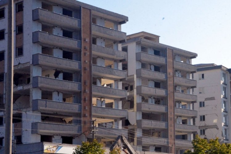 Kahramanmaraş'ta g&uuml;&ccedil;lendirme ruhsatı alınmayan orta hasarlı binalara yıkım kararı