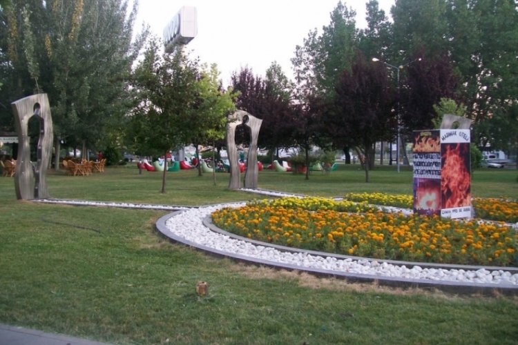 Bursa'da parklar kirli kaldı!
