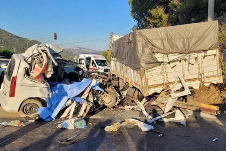 Manisa'da kamyon ile otomobil &ccedil;arpıştı! 4 kişi &ouml;ld&uuml; 3 kişi ağır yaralı
