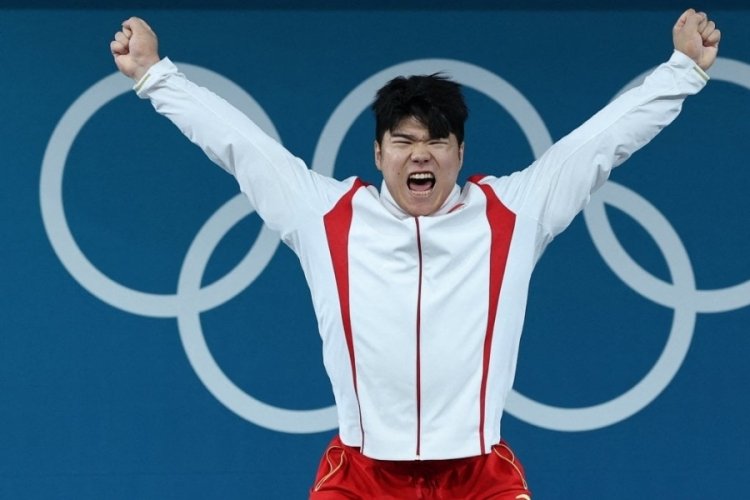 Huanhua Liu, halterde erkekler 102 kiloda olimpiyat şampiyonu oldu