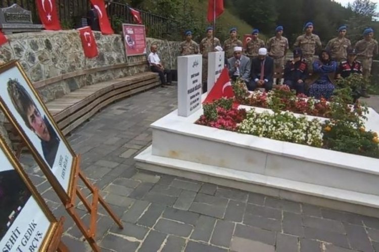 Şehit Eren B&uuml;lb&uuml;l, kabri başında anıldı