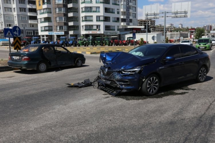 Kastamonu'da iki otomobil &ccedil;arpıştı: 2 yaralı