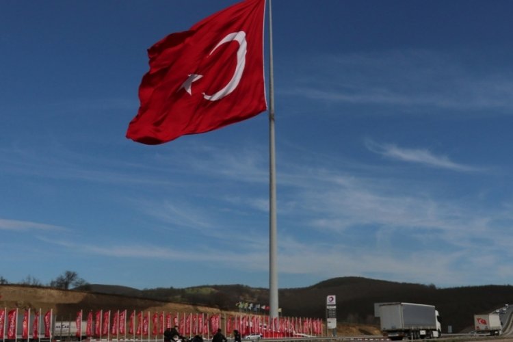 En b&uuml;y&uuml;k T&uuml;rk bayrağının dalgalandığı arazi mahkemelik oldu