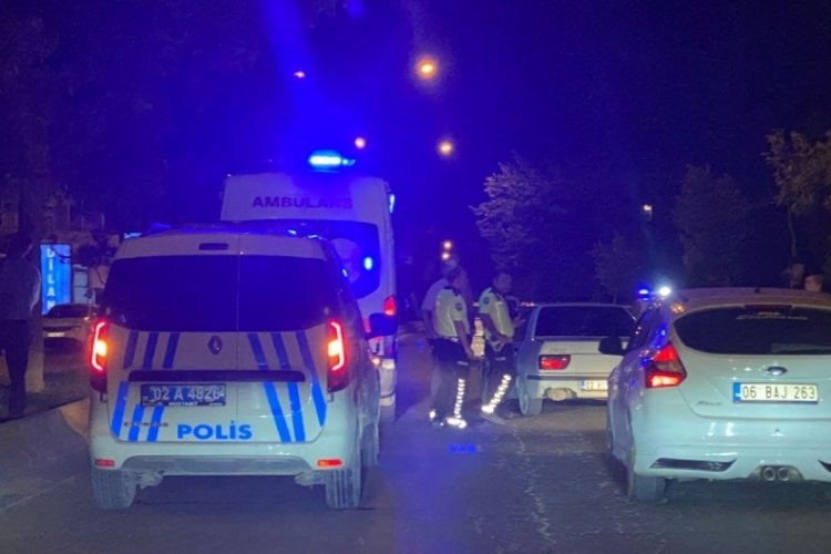 İki motosiklet kafa kafaya &ccedil;arpıştı: 3 yaralı