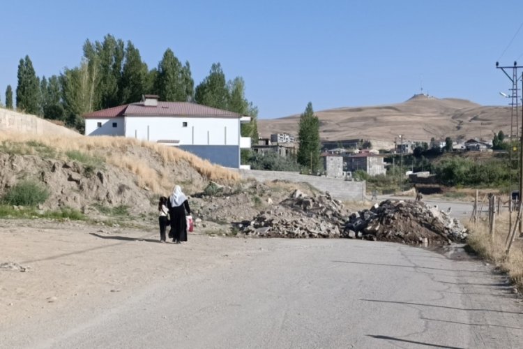 &Uuml;&ccedil; parselinden ge&ccedil;en yolu kapattı