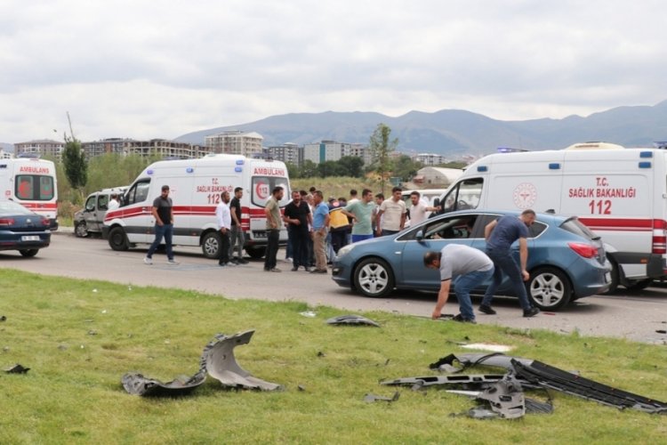 Erzurum'da iki hafif ticari ara&ccedil; &ccedil;arpıştı, 9 kişi yaralandı