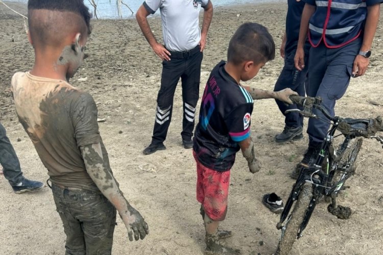 Bursa'da bisikletle gezerken bal&ccedil;ığa saplanan 2 &ccedil;ocuğu itfaiye ekipleri kurtardı