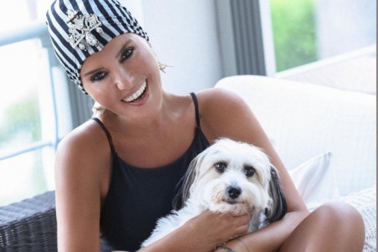 G&uuml;lben Ergen k&ouml;peği Gonca ile poz verdi: Hayvanları sevin
