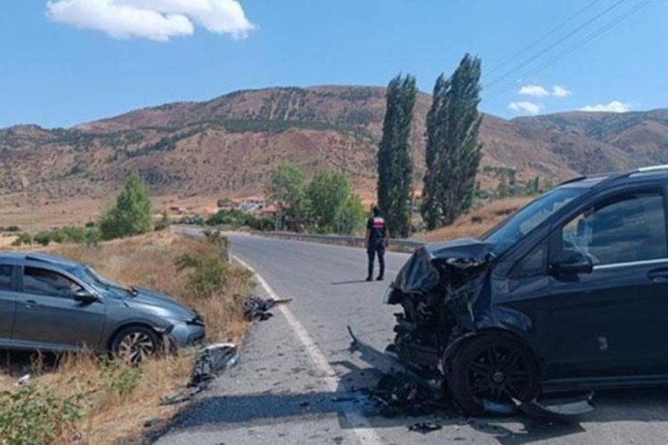 Kayseri'de otomobille minib&uuml;s &ccedil;arpıştı! 9 kişi yaralandı
