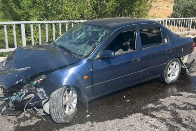 Malatya'da kontrolden &ccedil;ıkan otomobil k&ouml;pr&uuml; korkuluklarına &ccedil;arptı