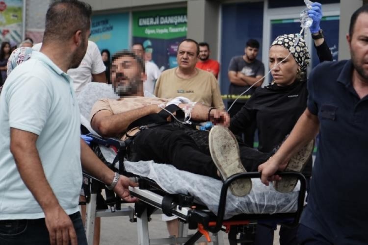 Bursa'da bı&ccedil;aklı kavga: 1'i ağır 3 yaralı