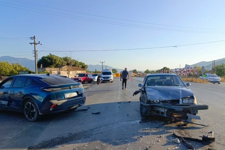 Orhangazi - İznik yolunda 3 ara&ccedil; birbirine girdi, 3 yaralı!