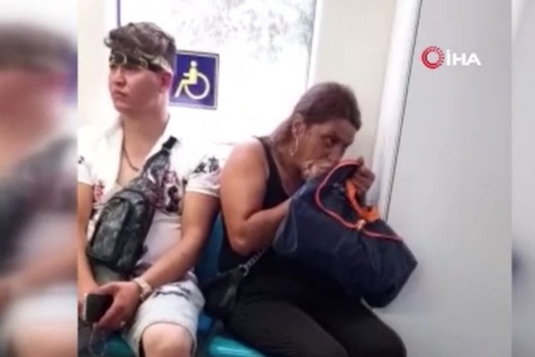 İstanbul Marmaray'da uyuşturucu madde alan kadın kamerada