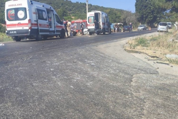 Bursa'da iki otomobil &ccedil;arpıştı: 2'si bebek 9 yaralı