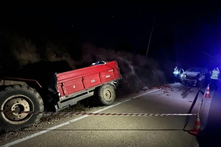 Balıkesir'de otomobil trakt&ouml;re arkadan &ccedil;arptı: 1 &ouml;l&uuml;, 3 yaralı