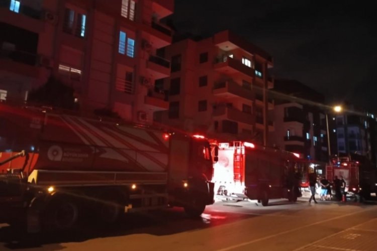Antalya'da bir apartmanı kaplayan dumanlar paniğe neden oldu