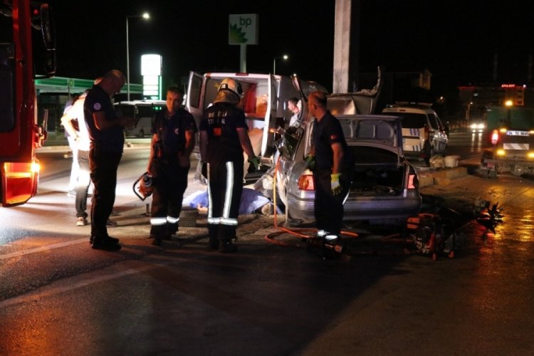 Y&ouml;n tabelasına &ccedil;arparak hurdaya d&ouml;nen otomobilin s&uuml;r&uuml;c&uuml;s&uuml; &ouml;ld&uuml;