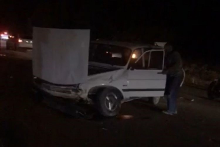 Seyir halindeyken manevra yapan otomobil, sol şeritten gelen otomobile &ccedil;arptı
