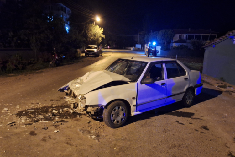 Samsun'da otomobil trakt&ouml;re &ccedil;arptı: 4 yaralı