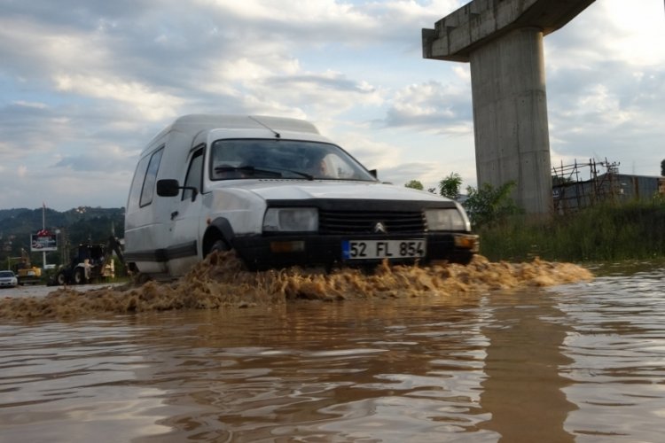 Ordu'da sağanak yağış hayatı fel&ccedil; etti!
