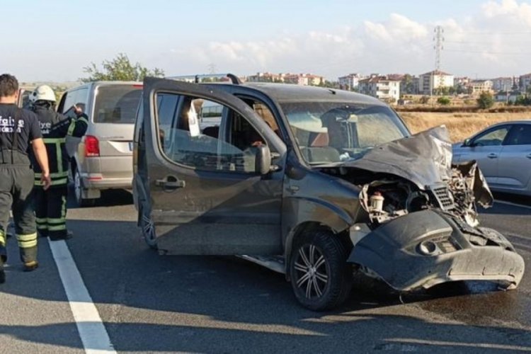 Tekirdağ'da kırmızı ışıkta ge&ccedil;ti, servis midib&uuml;s&uuml;ne &ccedil;arptı