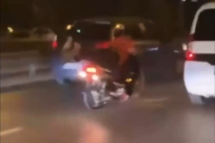Bursa'da motosikletin &uuml;zerine oturmak yerine uzanmayı tercih etti