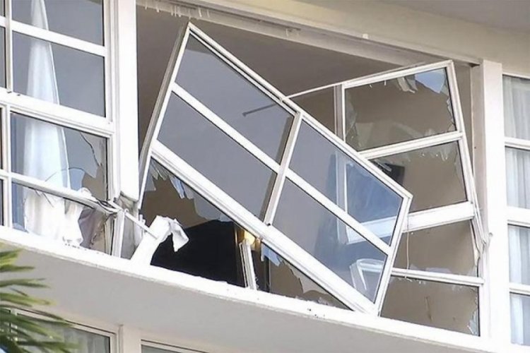 Şiddetli patlama! Helikopter l&uuml;ks otelin &ccedil;atısına &ccedil;akıldı