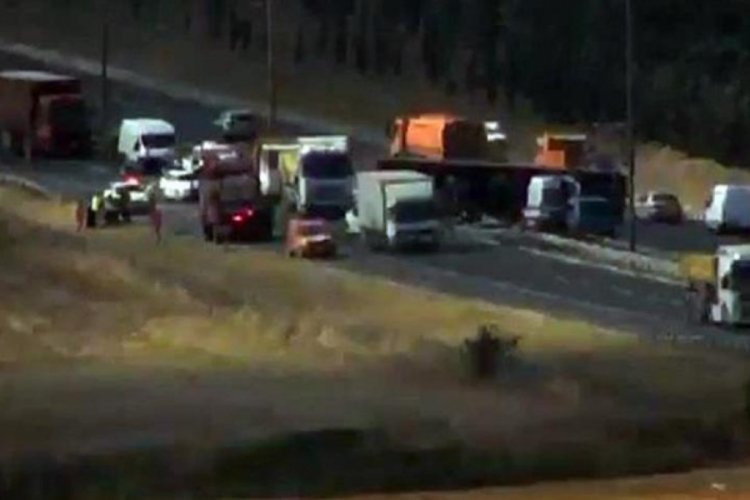 &Ccedil;atalca TEM'de TIR devrildi!