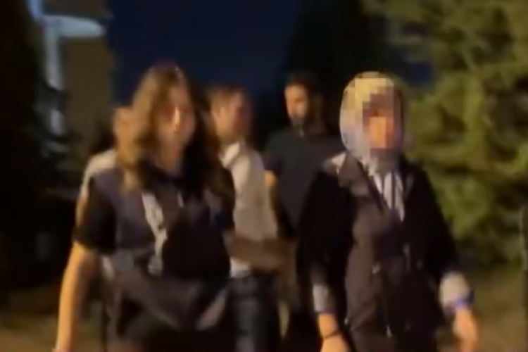 Kocasını bı&ccedil;akladı, g&ouml;zaltına alındı