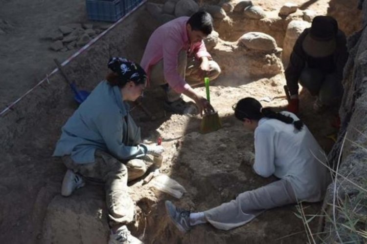 İzmir'de Yassıtepe H&ouml;y&uuml;ğ&uuml;'ndeki kazılarda 5 bin yıllık depo bulundu