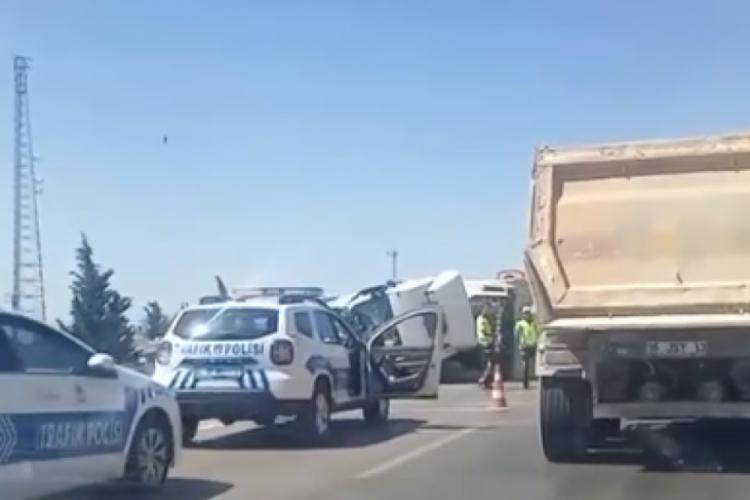 Bursa'da tır devrildi! Trafik kitlendi