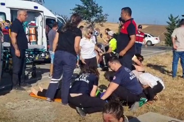 &Ccedil;anakkale'de minib&uuml;s ile otomobil &ccedil;arpıştı: &Ccedil;ok sayıda yaralı var