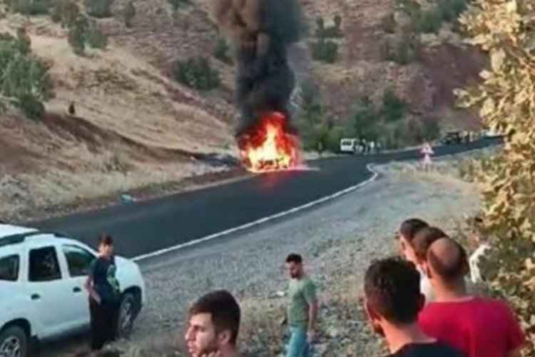 L&uuml;ks otomobil alev alev yandı