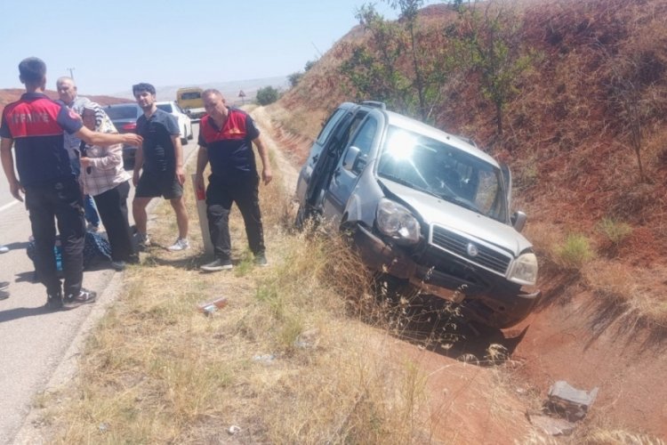 Kontrolden &ccedil;ıkan hafif ticari ara&ccedil; su sanalına u&ccedil;tu: 2 yaralı