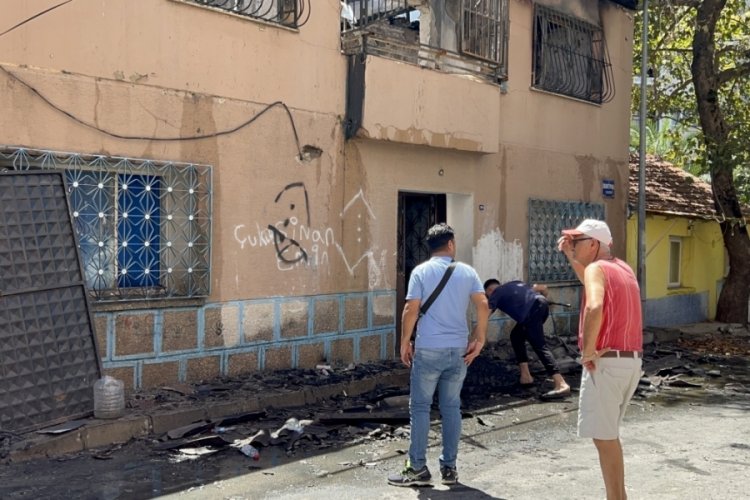 İzmir'de yatak odasında başlayan yangın b&uuml;t&uuml;n evi sardı