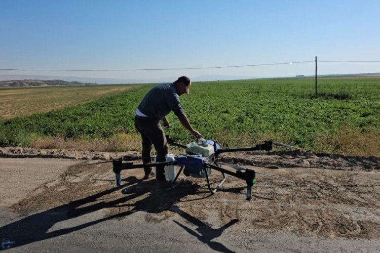 Bitlis'te tarlalar dronla ilaçlanıyor!