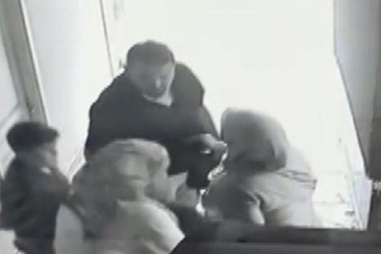 Dehşete d&uuml;ş&uuml;ren anlar! &Ouml;fkelendiği &ccedil;ocuğu havaya kaldırıp yere attı