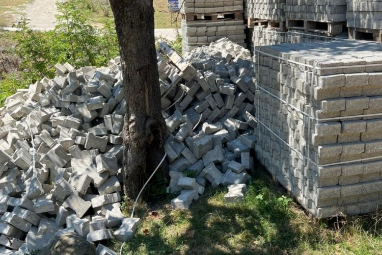 Bursa'da se&ccedil;imden &ouml;nce neden bırakıldığı belli olmayan parke taşları kaderine terk edildi!
