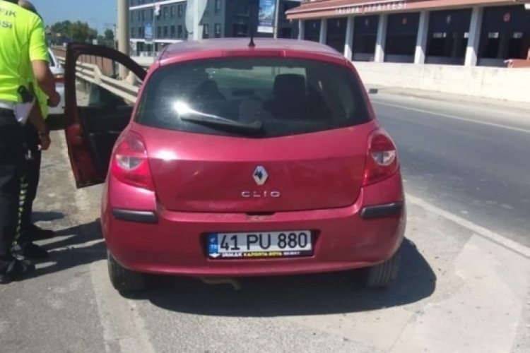 Yalova-Bursa yolunda feci kaza! S&uuml;r&uuml;c&uuml; koltukta sıkıştı