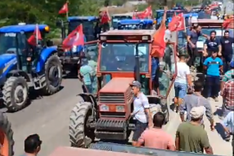 &Ccedil;ift&ccedil;iler yolları kapattı! Protesto d&uuml;zenlediler