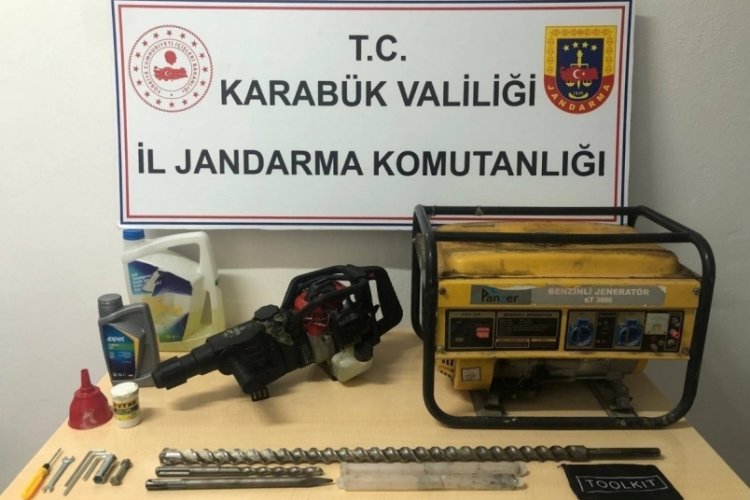 Karab&uuml;k'te ka&ccedil;ak kazı yapan 7 kişi su&ccedil;&uuml;st&uuml; yakalandı