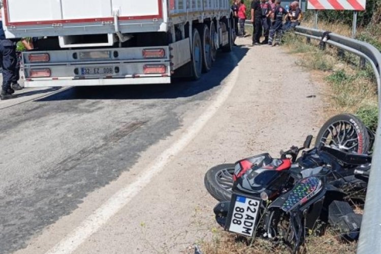 Isparta'da kamyonet motosikletle &ccedil;arpıştı: 2 &ccedil;ocuk &ouml;ld&uuml;
