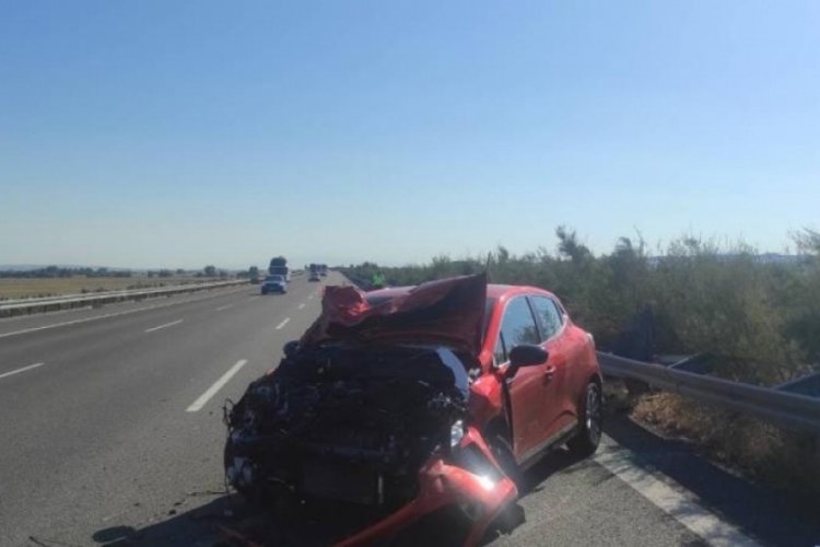 Bursa Karacabey'de iki otomobil &ccedil;arpıştı: 2'si &ccedil;ocuk 4 yaralı